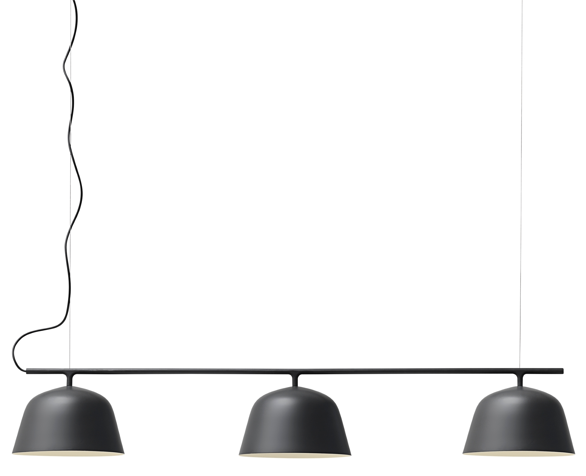 Schwarze Ambit Rail Pendelleuchte von Muuto mit drei Lampenschirmen und minimalistischem Design.