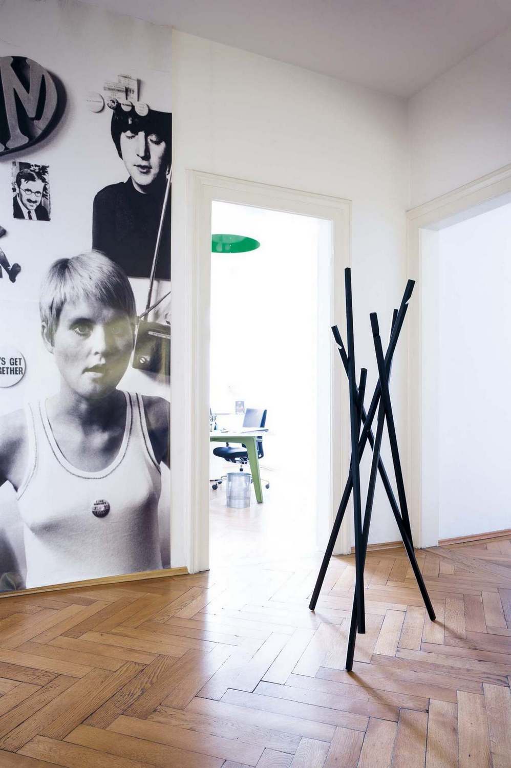 Nachtblauer Sticks Garderobenständer von Schönbuch aus Esche, modernes Design für Flur und Eingangsbereich.