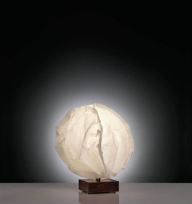 Babycloud Tischleuchte von Belux: Moderne Lampe mit Papier-Schirm und Holzfuß für stimmungsvolle Beleuchtung.