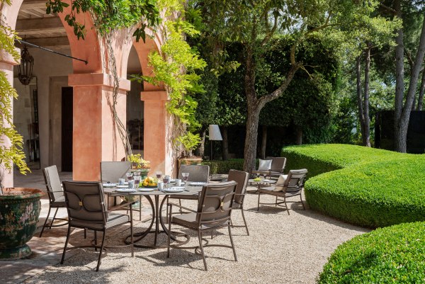 Emu Collier Armchair Armlehnenstuhl im Garten: Outdoor-Sitzmöbel aus Metall mit Armlehnen und Tisch.