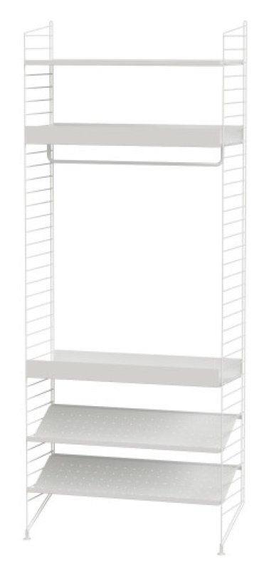 Weißes String Regalsystem für Schlafzimmer mit Regalböden und Kleiderstange. String Furniture Bodenregal.