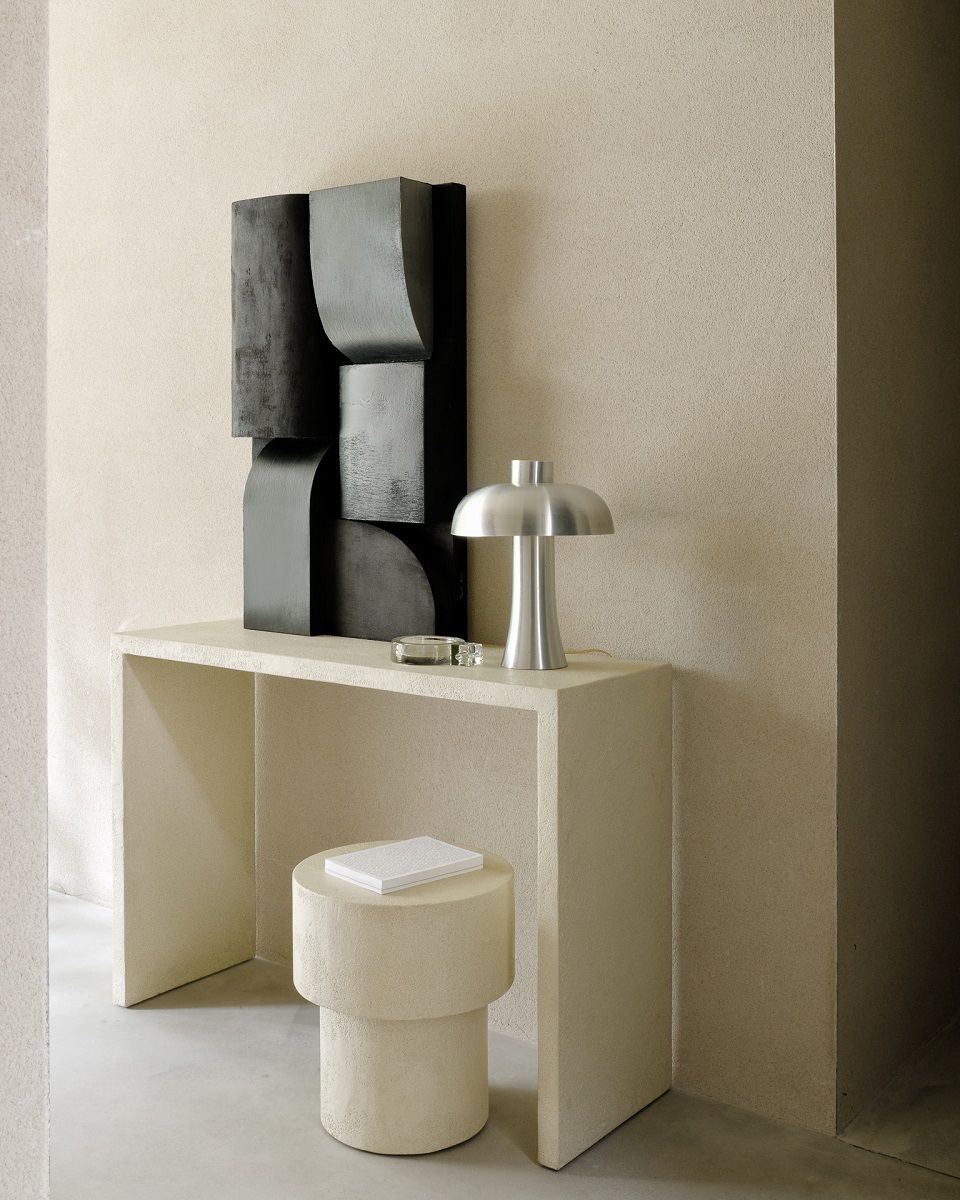 Ethnicraft Elements Couchtisch in Off White Microcement mit Pilzform und passendem Beistelltisch.