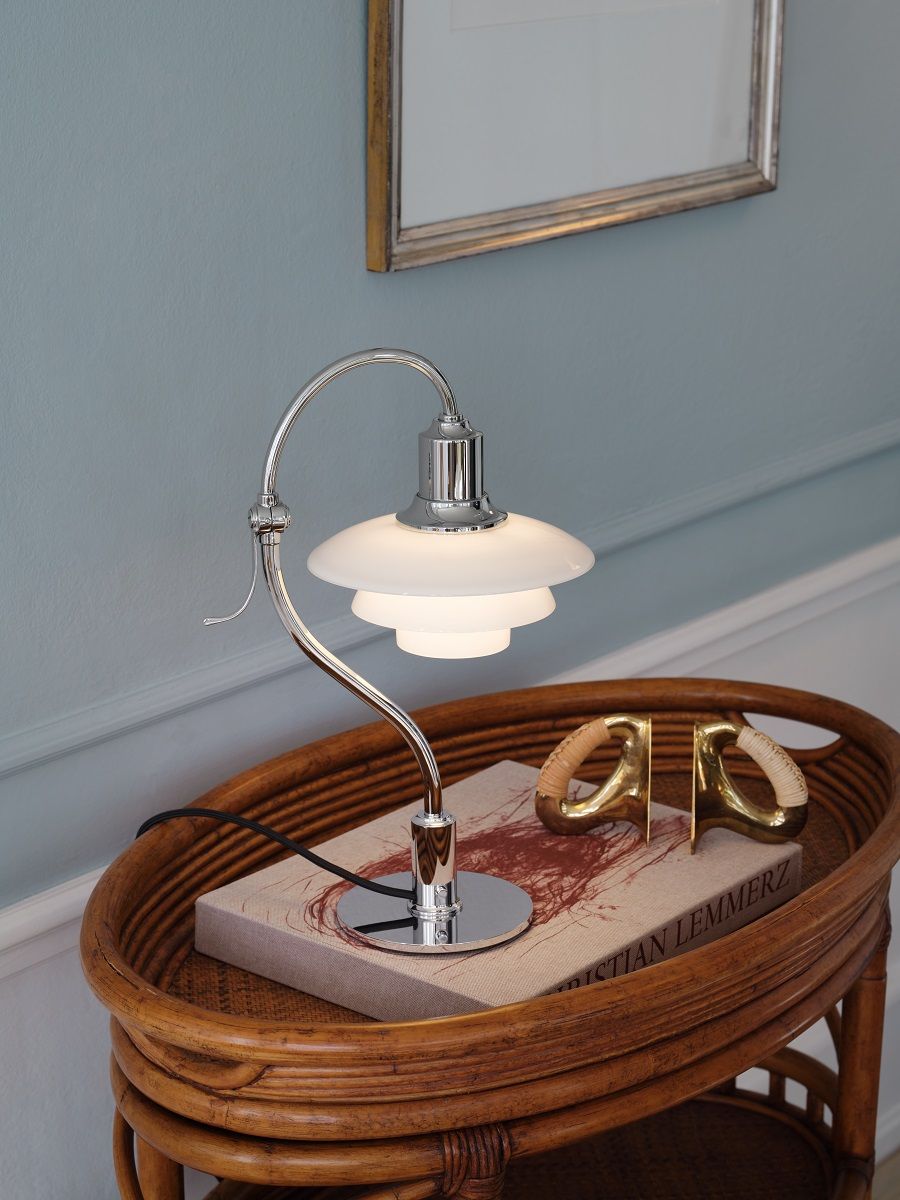 PH 2/2 Question Mark Tischleuchte von Louis Poulsen, Chrom, auf einem Rattantisch.