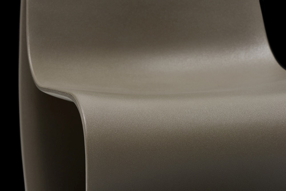 Detailaufnahme des SIGN Stuhls in Schlamm matt, geeignet für Innen- und Außenbereich.