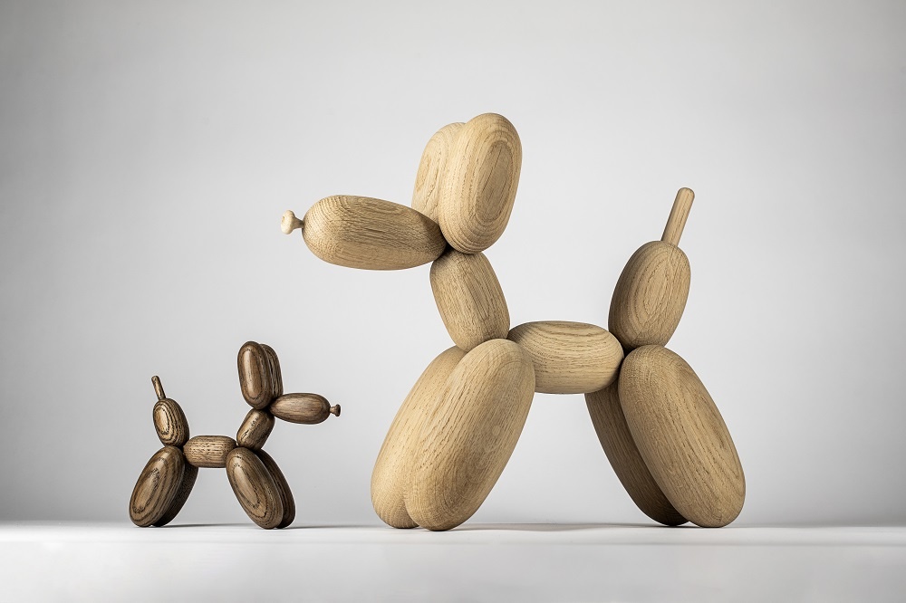 Zwei Ballon d’Og Holzfiguren Hunde von Boyhood, helles und dunkles Holz, Dekoration.