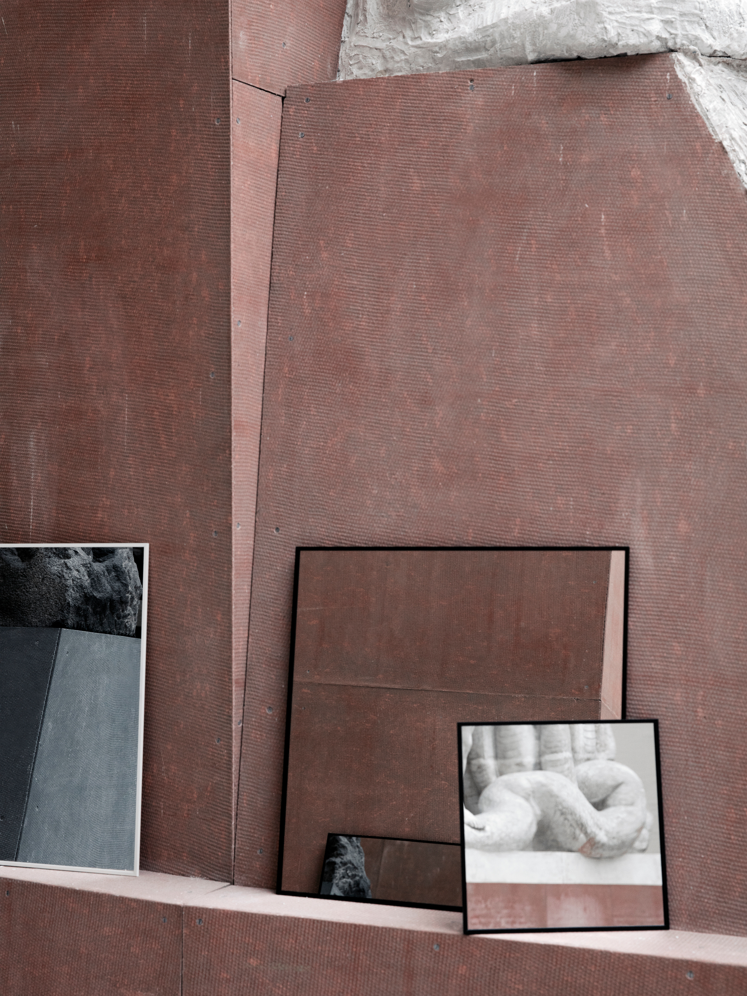 View Wandspiegel von By Lassen, schwarzer Rahmen, reflektiert Kunstobjekte in einem modernem Interieur.