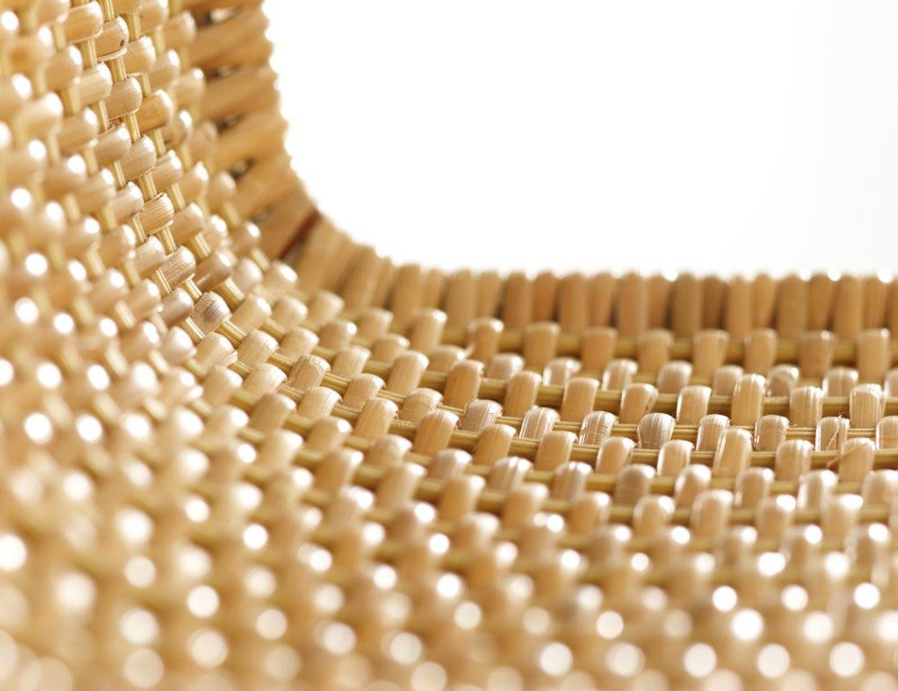 Detailaufnahme der geflochtenen Sitzfläche des Weißenhof Armlehnenstuhls D42 von Tecta, handgeflochtenes Rattan, natürliches Design.