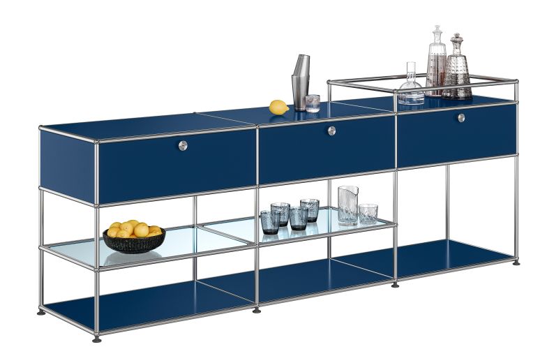 Blaues USM Haller Sideboard mit Schubladen, Glasböden und Bar-Accessoires für Wohnzimmer oder Büro.