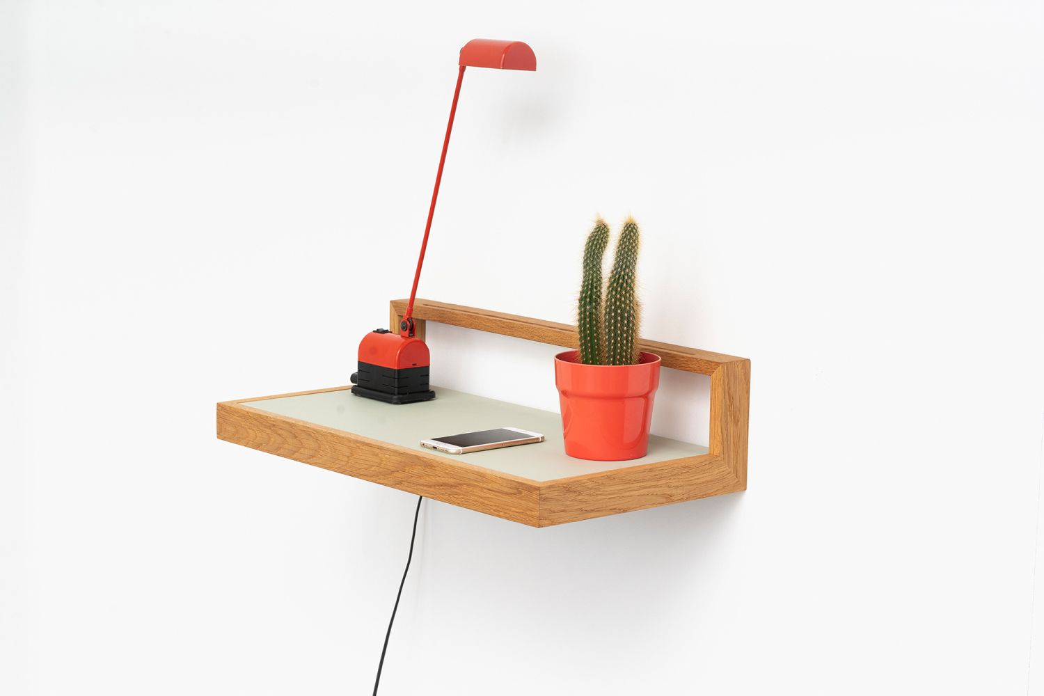 Ablageboard buck3 Pistazie: Wandregal aus Holz mit Lampe, Kaktus und Smartphone. Dekorative Wandablage für Büro und Zuhause.