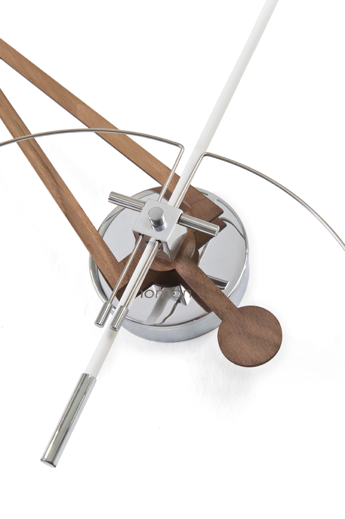 Detailaufnahme der Cris Wanduhr von Nomon mit Holzzeigern und modernem Design.