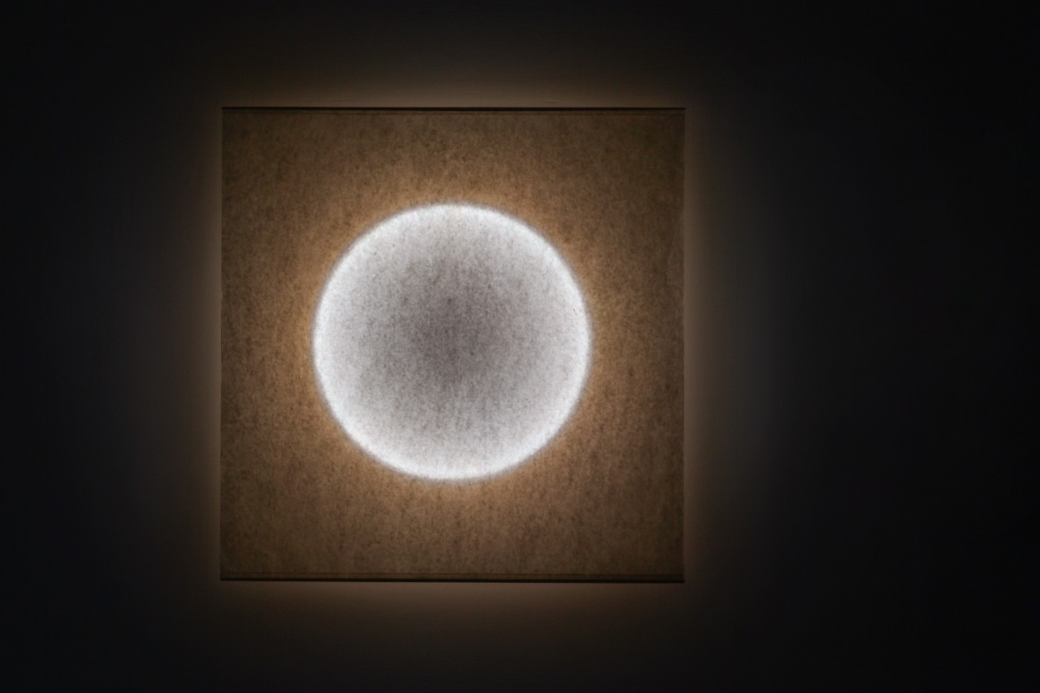 Moodmoon Wandleuchte: Quadratische Designleuchte von Ingo Maurer mit sanftem, indirektem Lichtschein. Wandlampe für stimmungsvolle Beleuchtung.