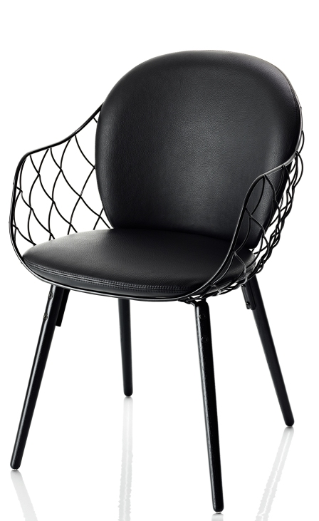 Schwarzer Piña Sessel von Magis mit Lederpolsterung und filigranem Stahlgestell für modernes Wohnen.