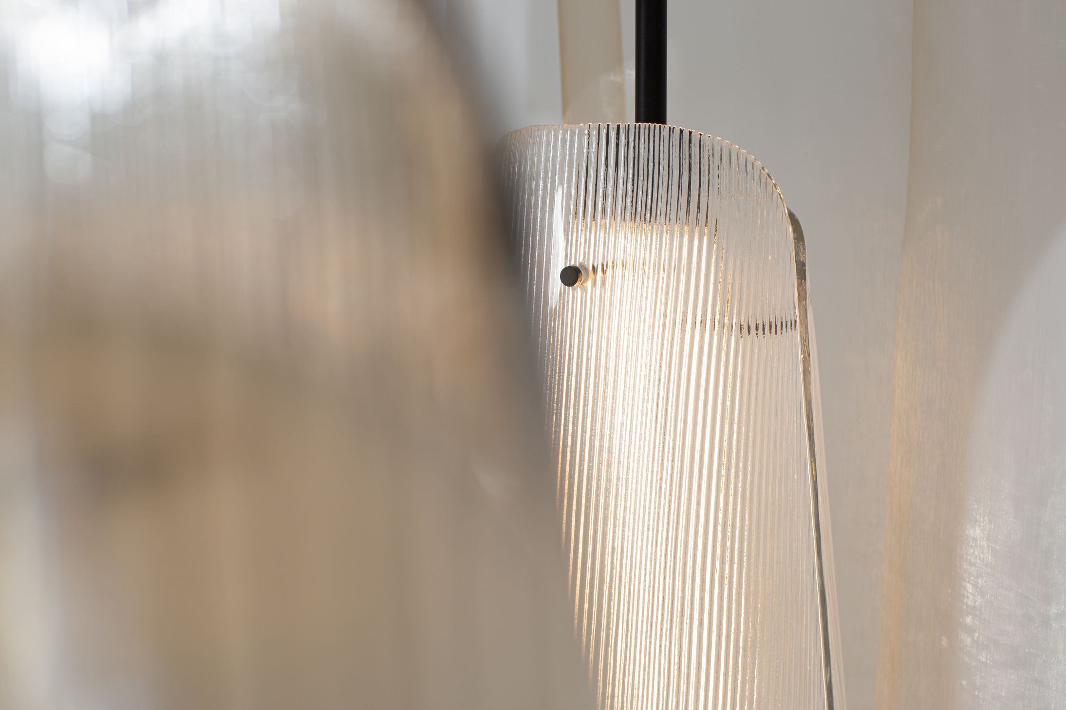 Nahaufnahme der Bent Two Stehleuchte mit LED, Rauchglas und schwarzem Gestell.