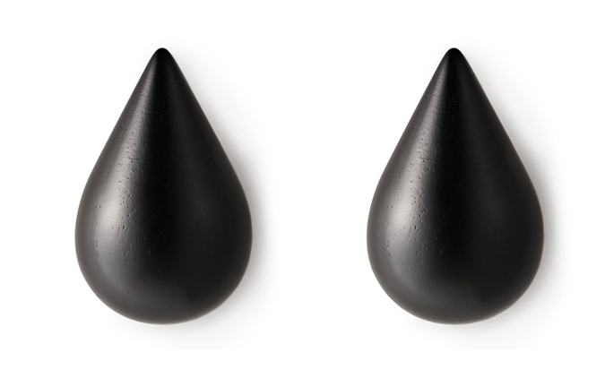 Zwei schwarze Dropit Haken von Normann Copenhagen, tropfenförmige Wandhaken für Garderobe.