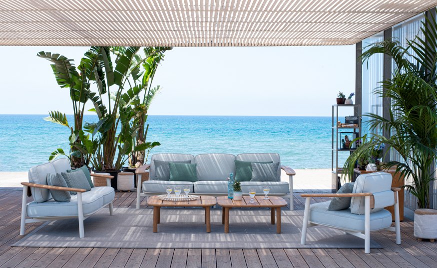 Emu Twins Lounge Chair Sessel und Sofa Outdoor Möbel mit Meerblick für entspannte Stunden.