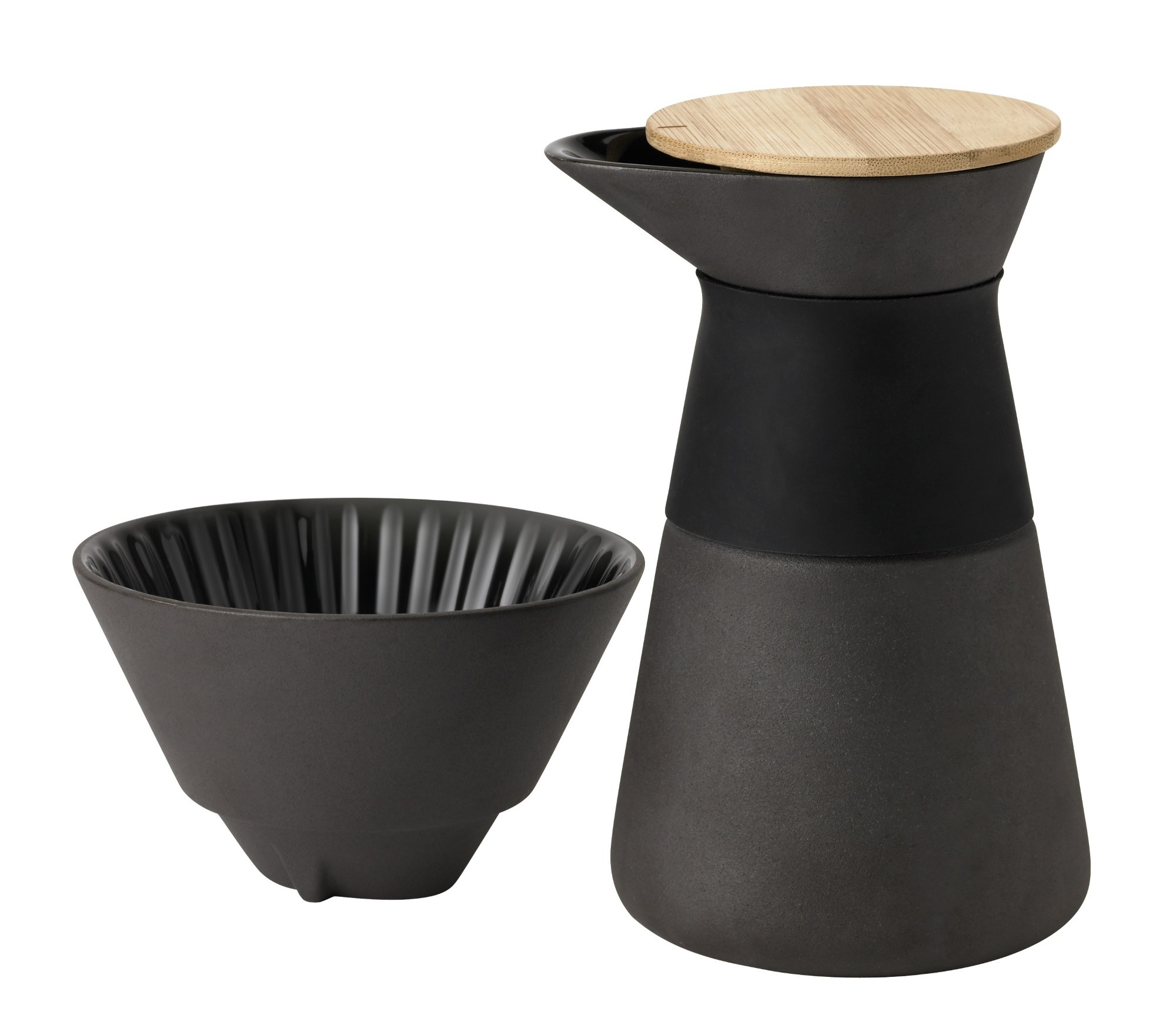 Stelton Theo Kaffeefilterkanne aus schwarzem Steinzeug mit Bambusdeckel und passendem Kaffeefilter für aromatischen Filterkaffee.