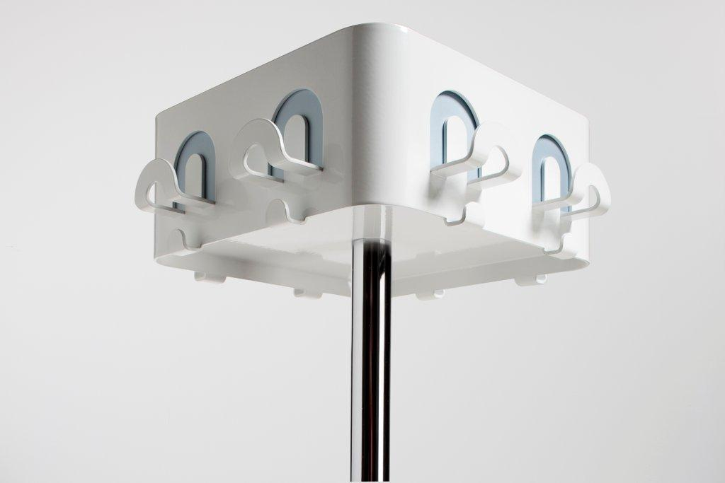 Flow Square Garderobenständer von Cascando: Moderner, weißer Garderobenständer mit Chromfuß und praktischen Kleiderhaken.