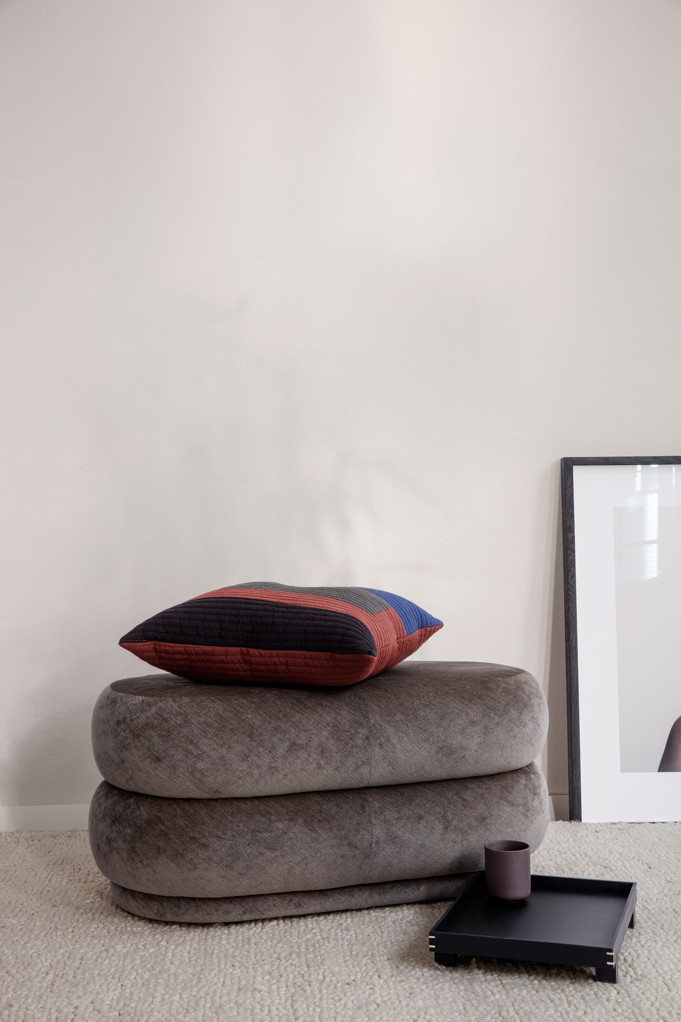 Ovaler Pouf Hocker "Forest" von Ferm Living aus Samt mit Kissen und Tablett.