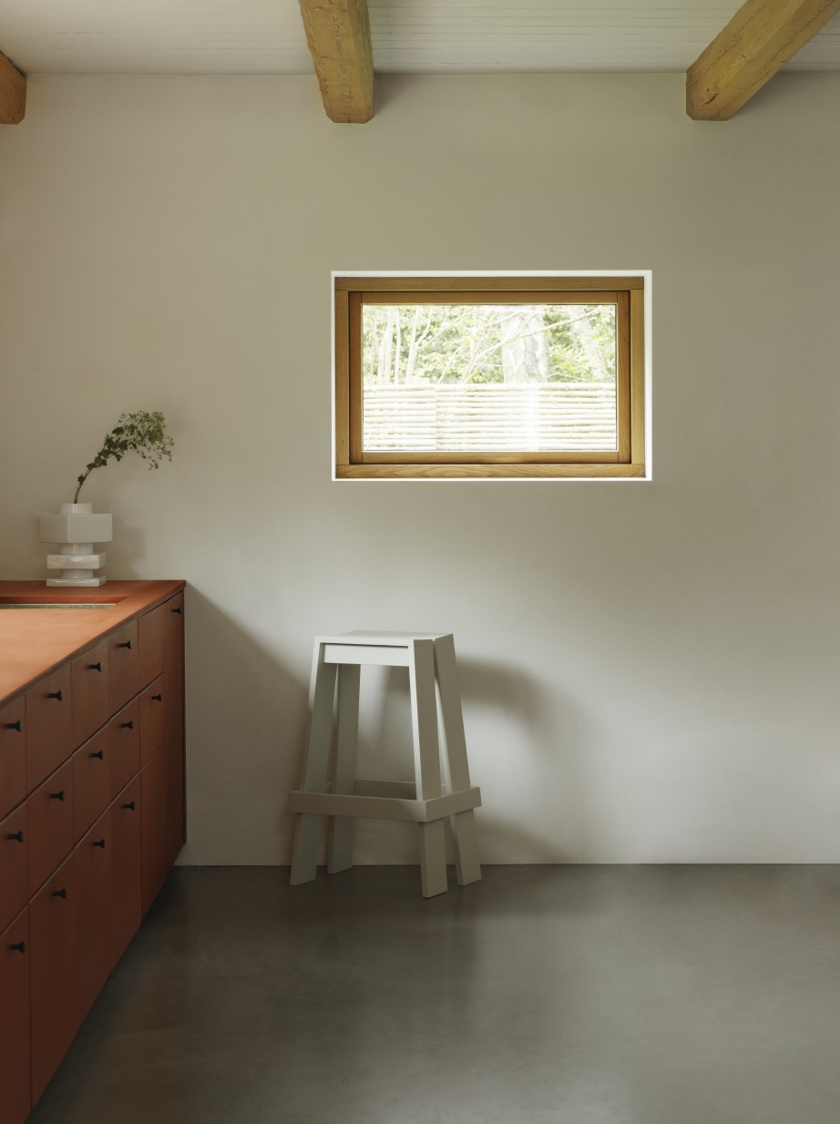 Minimalistischer grauer Let Barstool Barhocker von Normann Copenhagen in einem hellen Raum. Moderner Hocker für Küche oder Bar.