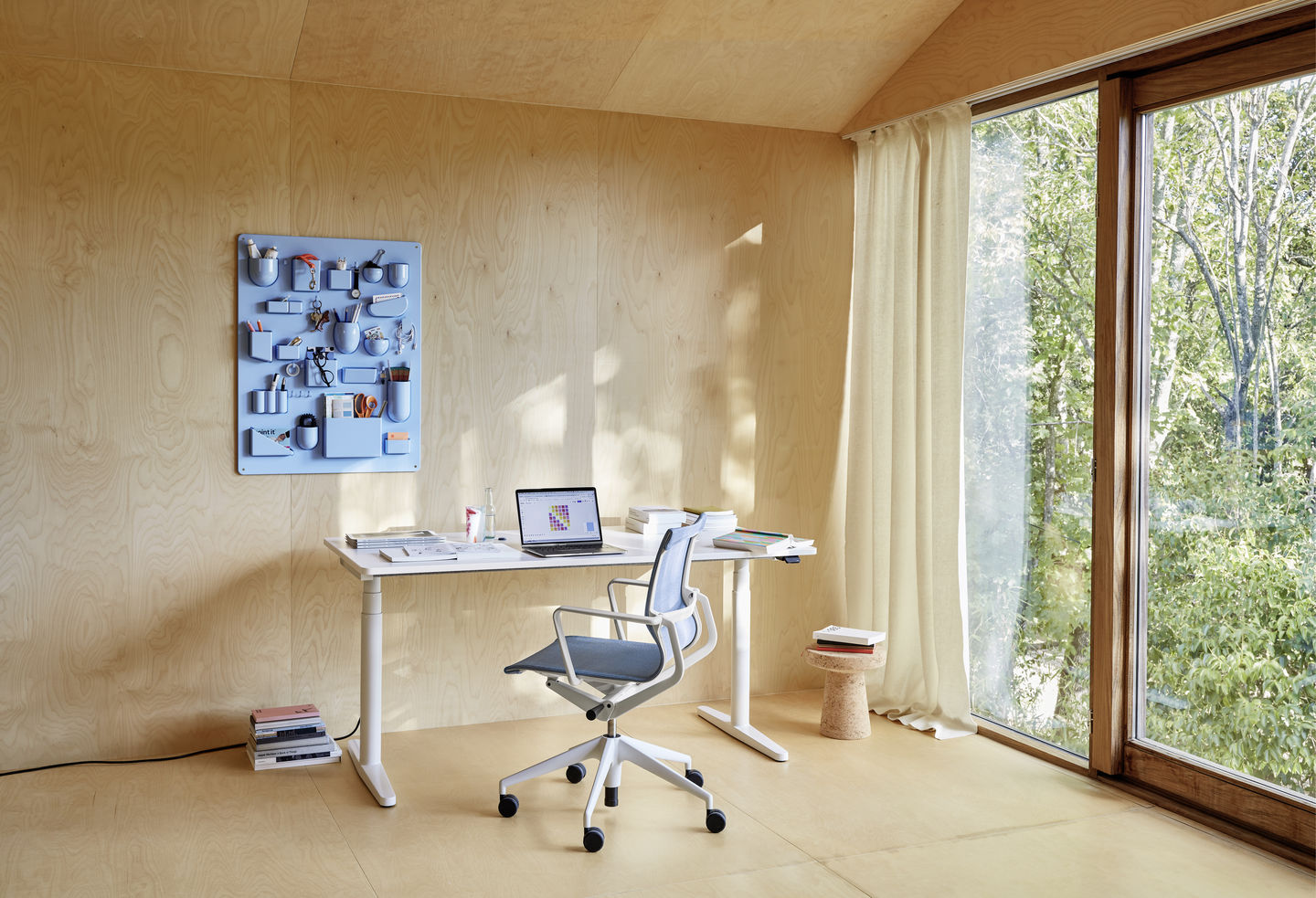 Vitra Tyde 2 Home Desk Schreibtisch in hellem Büro mit Laptop und Fenster zum Garten.