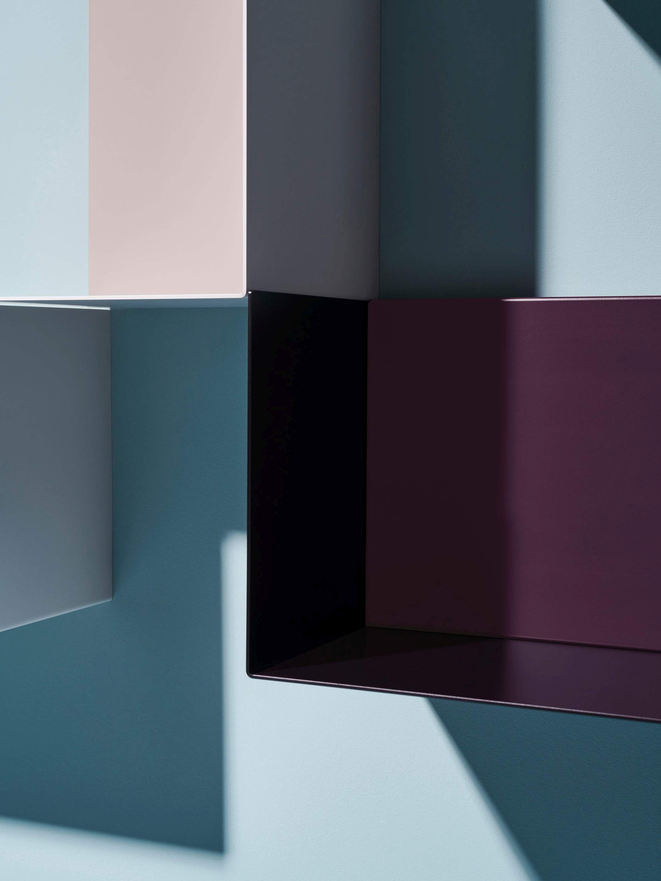 Dado Regalelement von Schönbuch in verschiedenen Farben an einer Wand, modernes Wandregal Design.