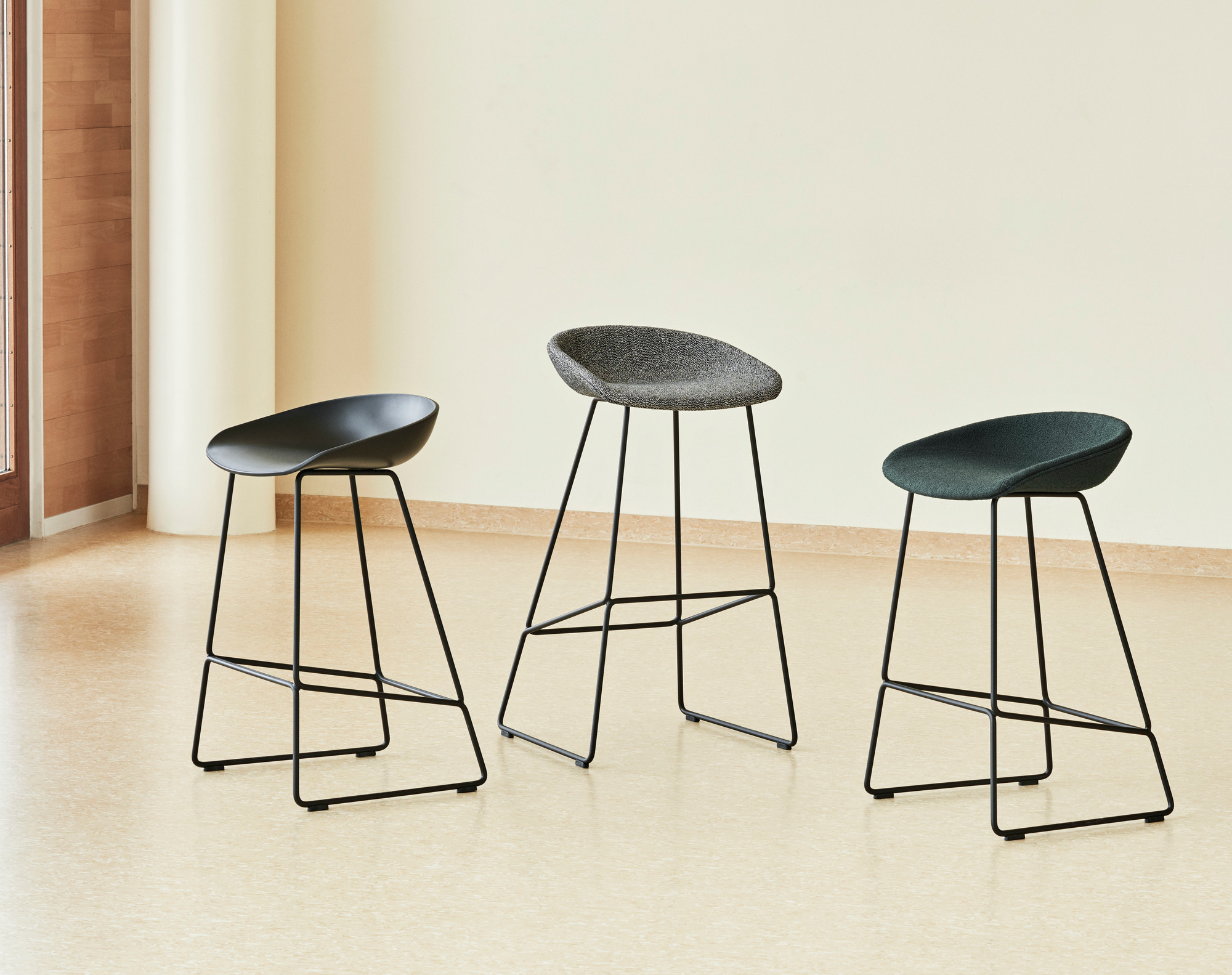 About a Stool AAS 38 / AAS38 Barhocker Hay Schale schwarz / Gestell schwarz SH 65 cm EINZELSTÜCK