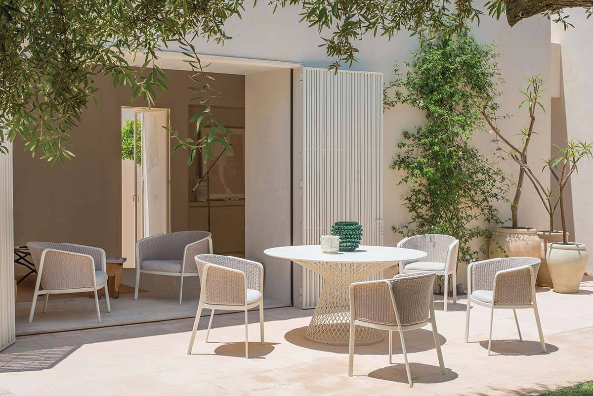 Carousel Outdoor Kissen für Emu Loungesessel auf einer Terrasse mit Tisch und Pflanzen.