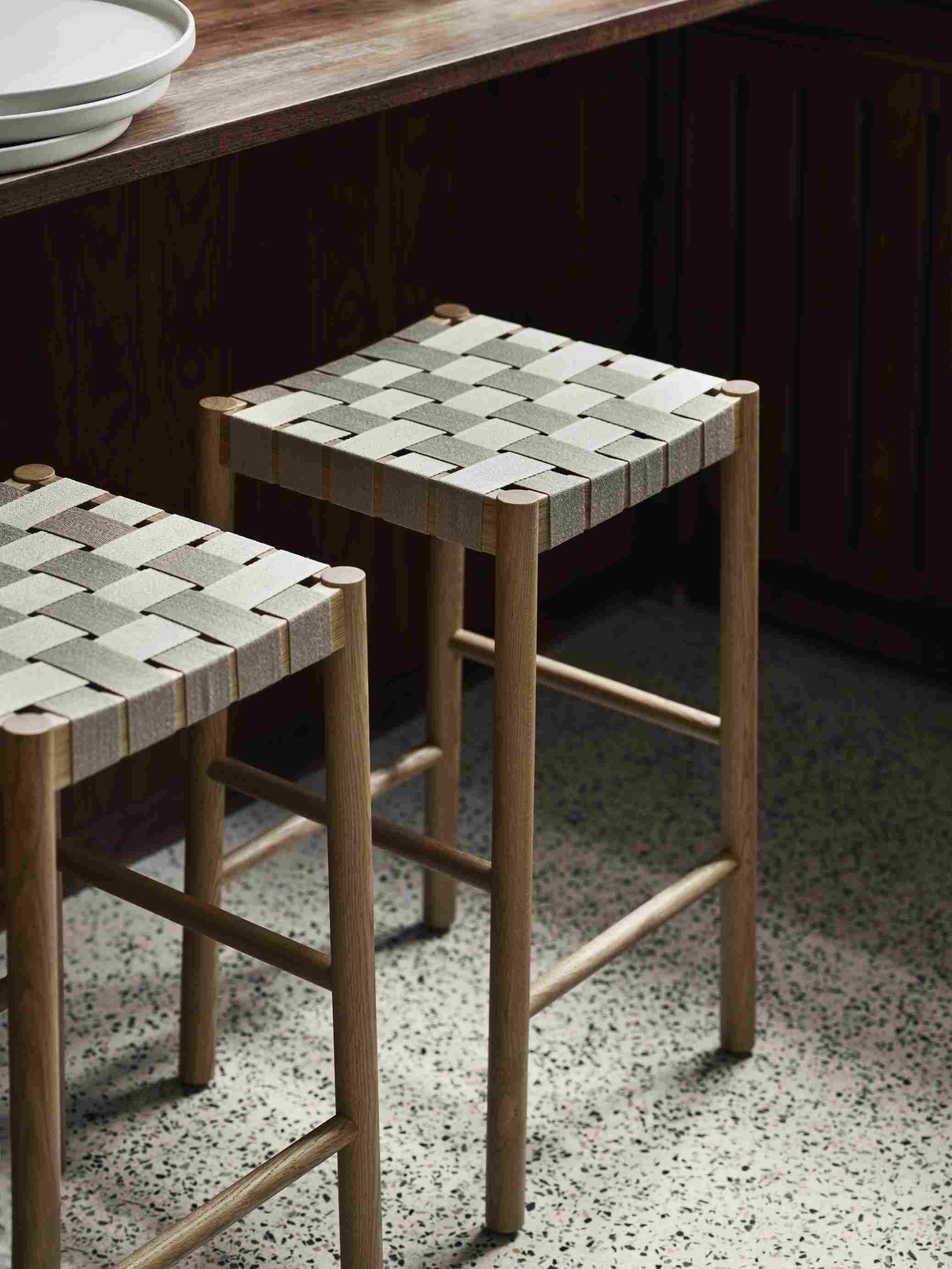 Zwei Betty Barhocker von Andtradition mit Holzgestell und gewebter Sitzfläche im modernen Küchendesign.