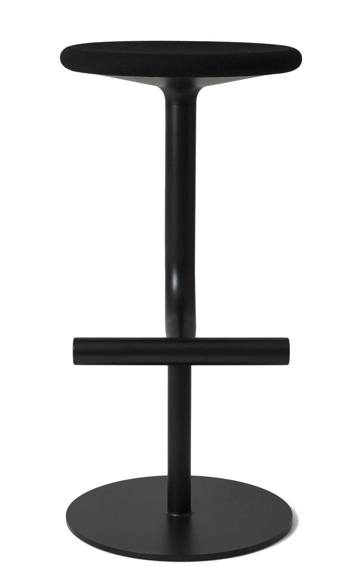 Schwarzer Tibu Stool Hocker von Magis mit Fußstütze und rundem Sitzpolster, freigestellt auf weißem Hintergrund.