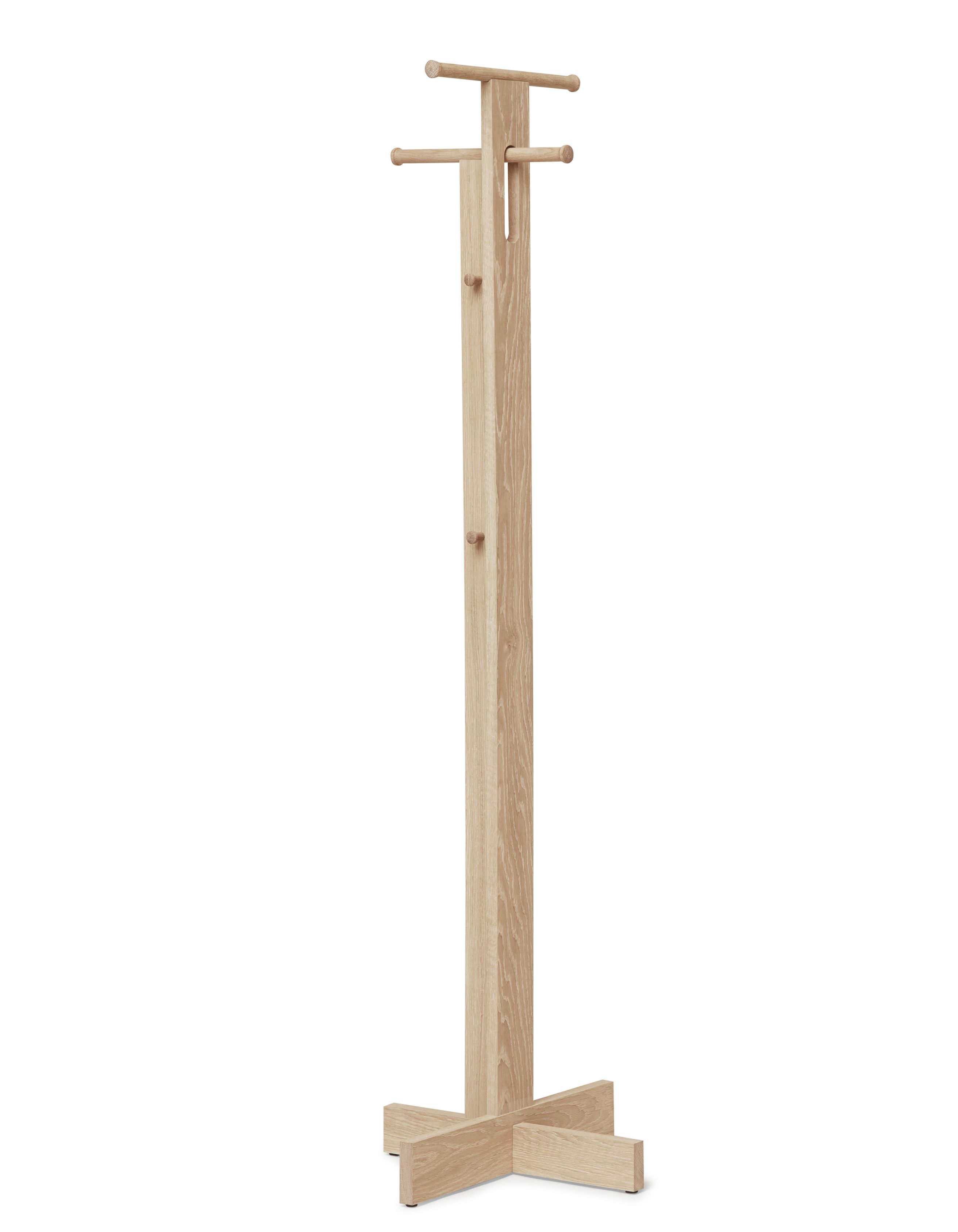 Foyer Garderobenständer von Form & Refine, aus geöltem Eichenholz, freistehend und minimalistisch.