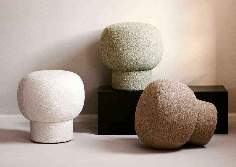 Drei Liége Poufs von Norr11 in Weiß, Grün und Beige, moderne Sitzhocker für Wohnzimmer.
