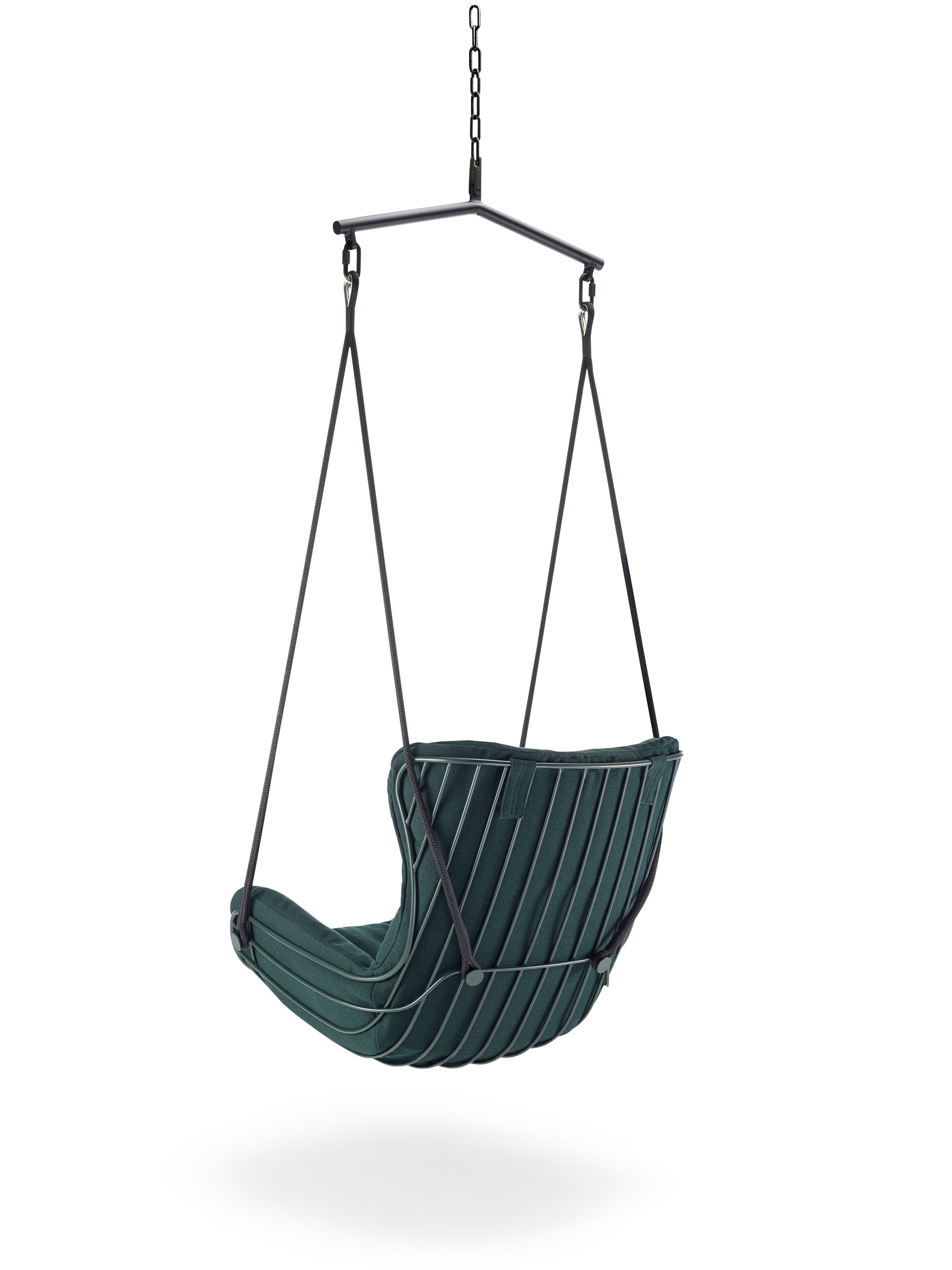 Leyasol Schwingsessel von Freifrau Manufaktur in Grün, hängend an einer schwarzen Stahlkonstruktion mit Kette.
