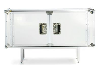 Weißes Total Sideboard von Moroso Diesel mit zwei Türen und silbernen Beschlägen auf silbernen Füßen.