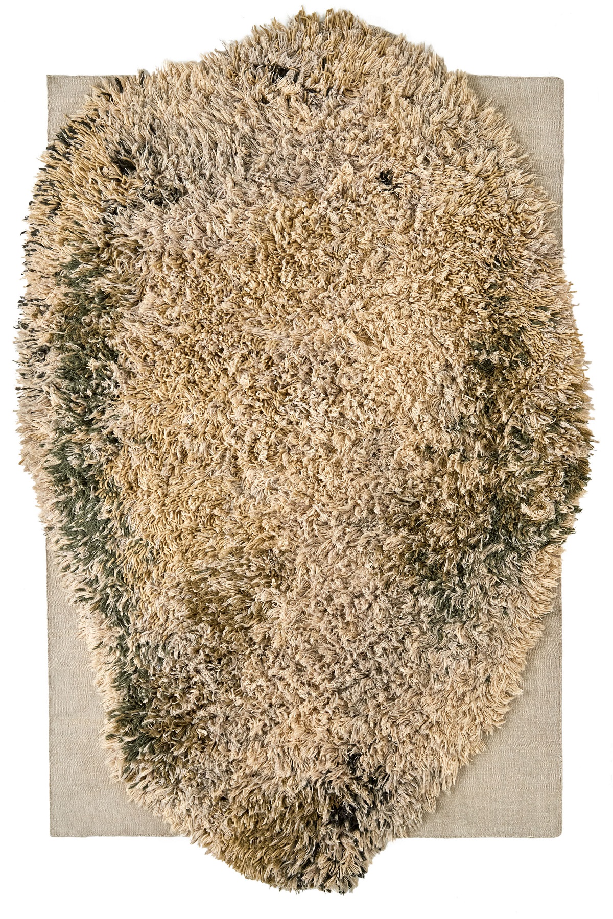 Nanimarquina Teppich Alga Rug: Beige, unregelmäßig geformter Wollteppich mit grünlichen Akzenten auf hellem Untergrund.