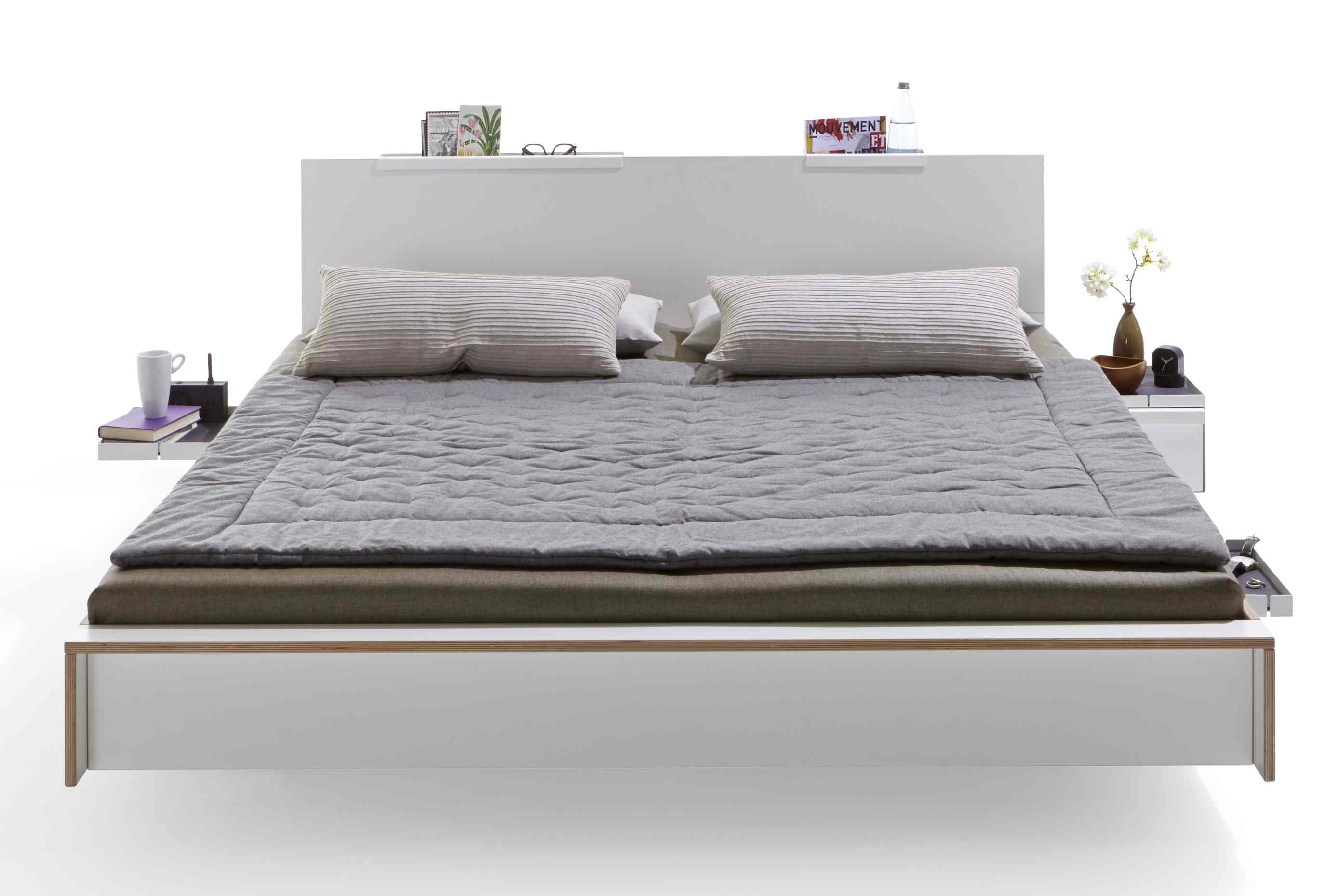 Weißes Flai Bett Kopfteil von Müller Möbelwerkstätten mit Ablageflächen und Nachttischen. Modernes Schlafzimmer Design.