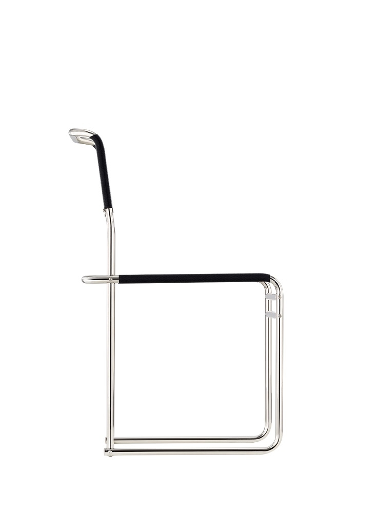 B40 Chair Stuhl von Tecta, Bauhaus Design mit schwarzem Gurt und verchromtem Stahlrohr.