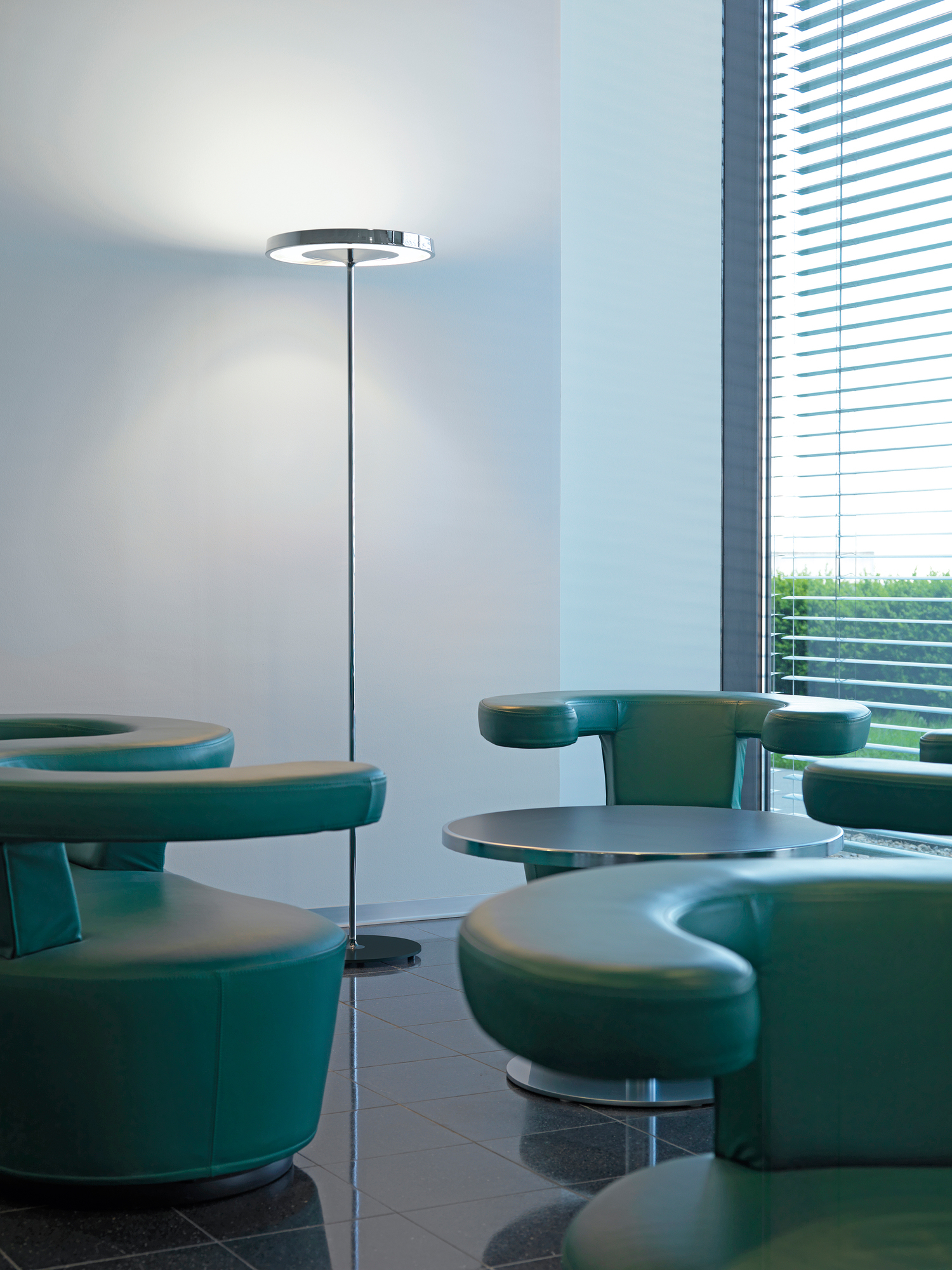 Belux Disk Stehleuchte im Raum: Moderne Stehlampe mit kreisförmigem Lampenschirm und schlankem Design.