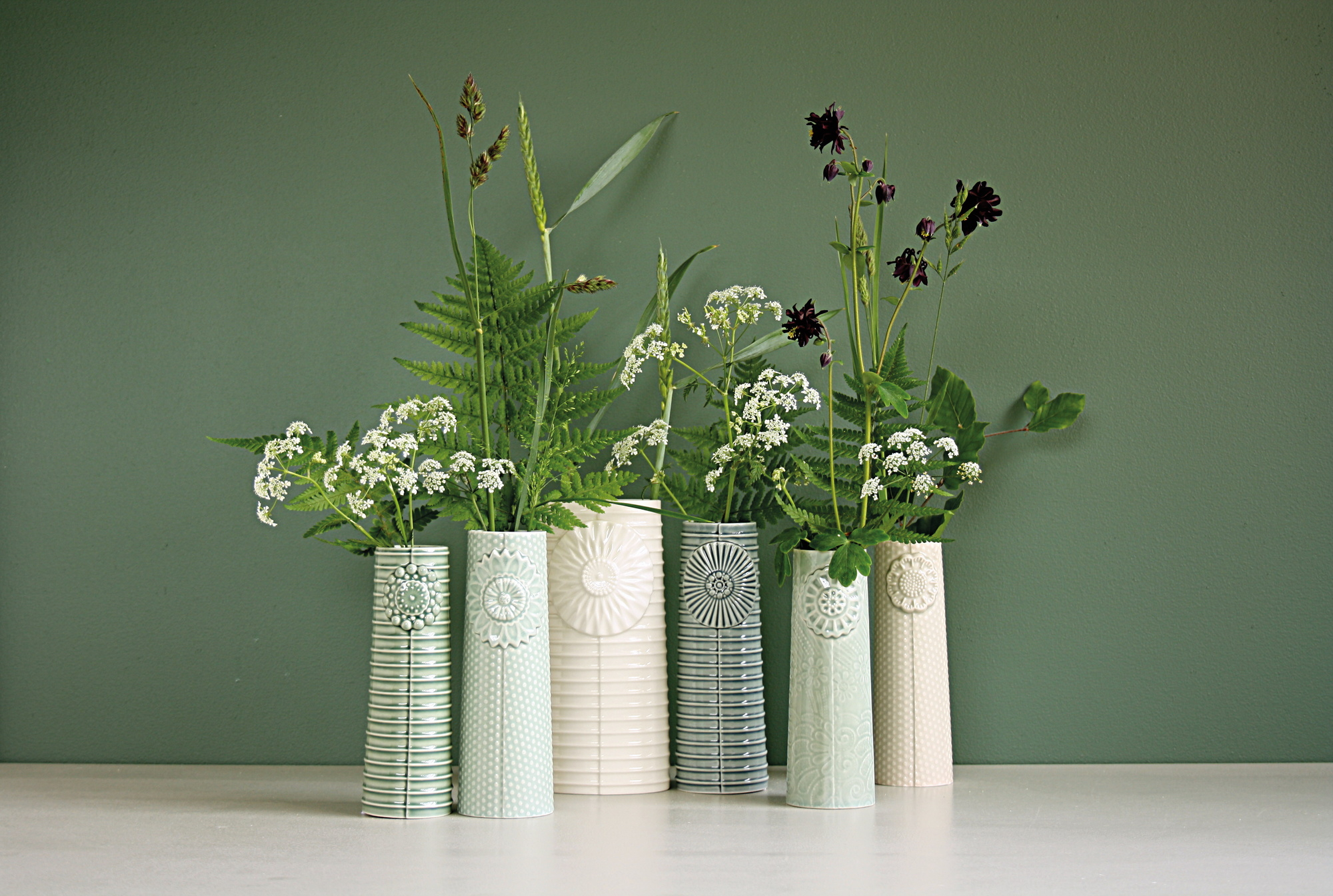 Keramikvasen in Celadon-Farben mit Blumen und Gräsern, Pipanella Flower Vase von Dottir EINZELSTÜCK.