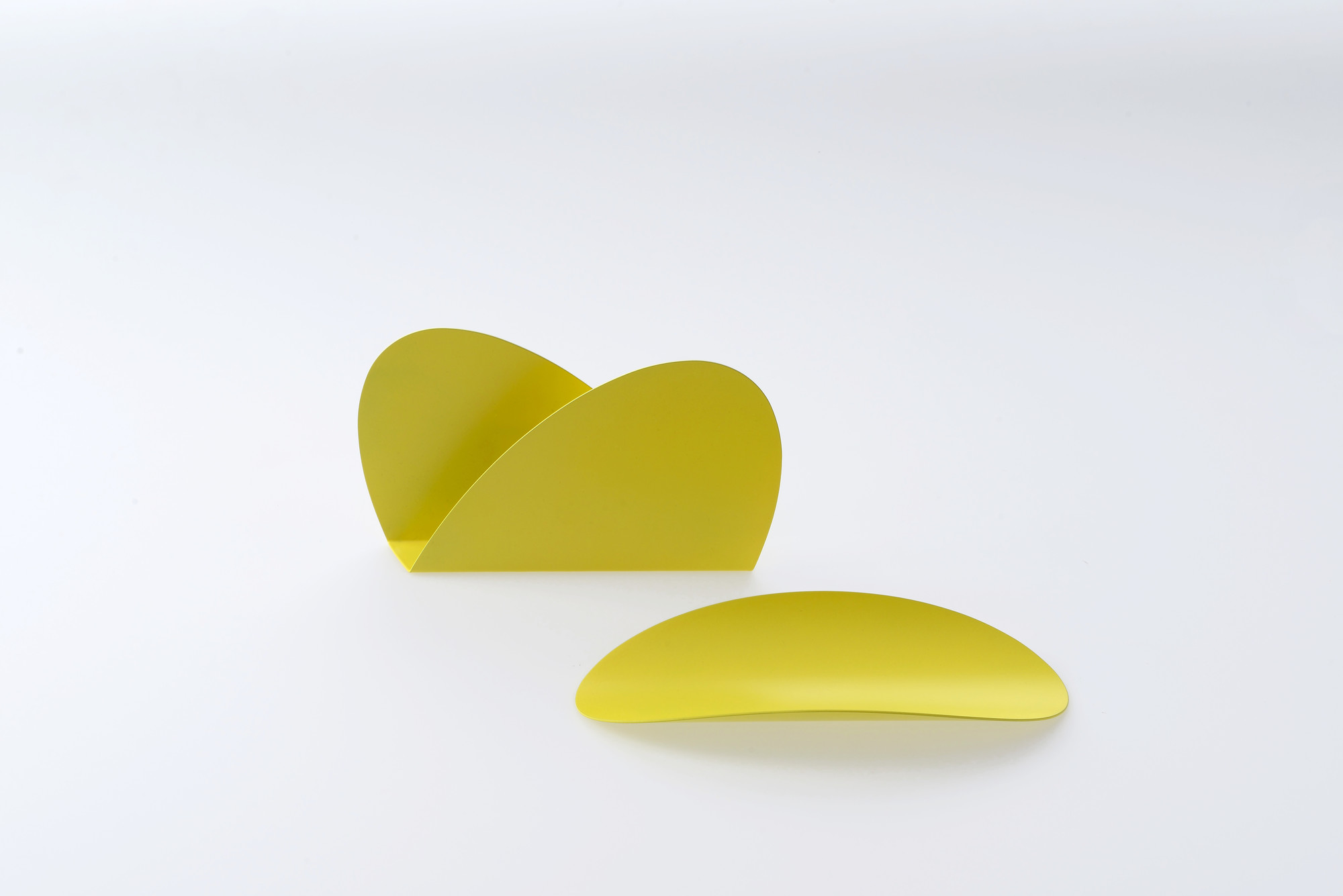 Alessi-gelbes Ellipse Schreibtischset: Notizhalter und Briefbeschwerer aus Metall für den modernen Arbeitsplatz.