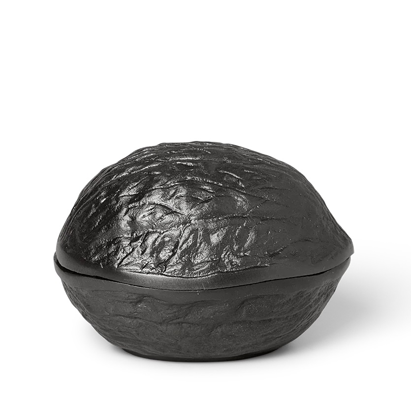 Schwarze Forest Nut Box von Ferm Living, dekorative Nussdose aus Keramik, Detailaufnahme.