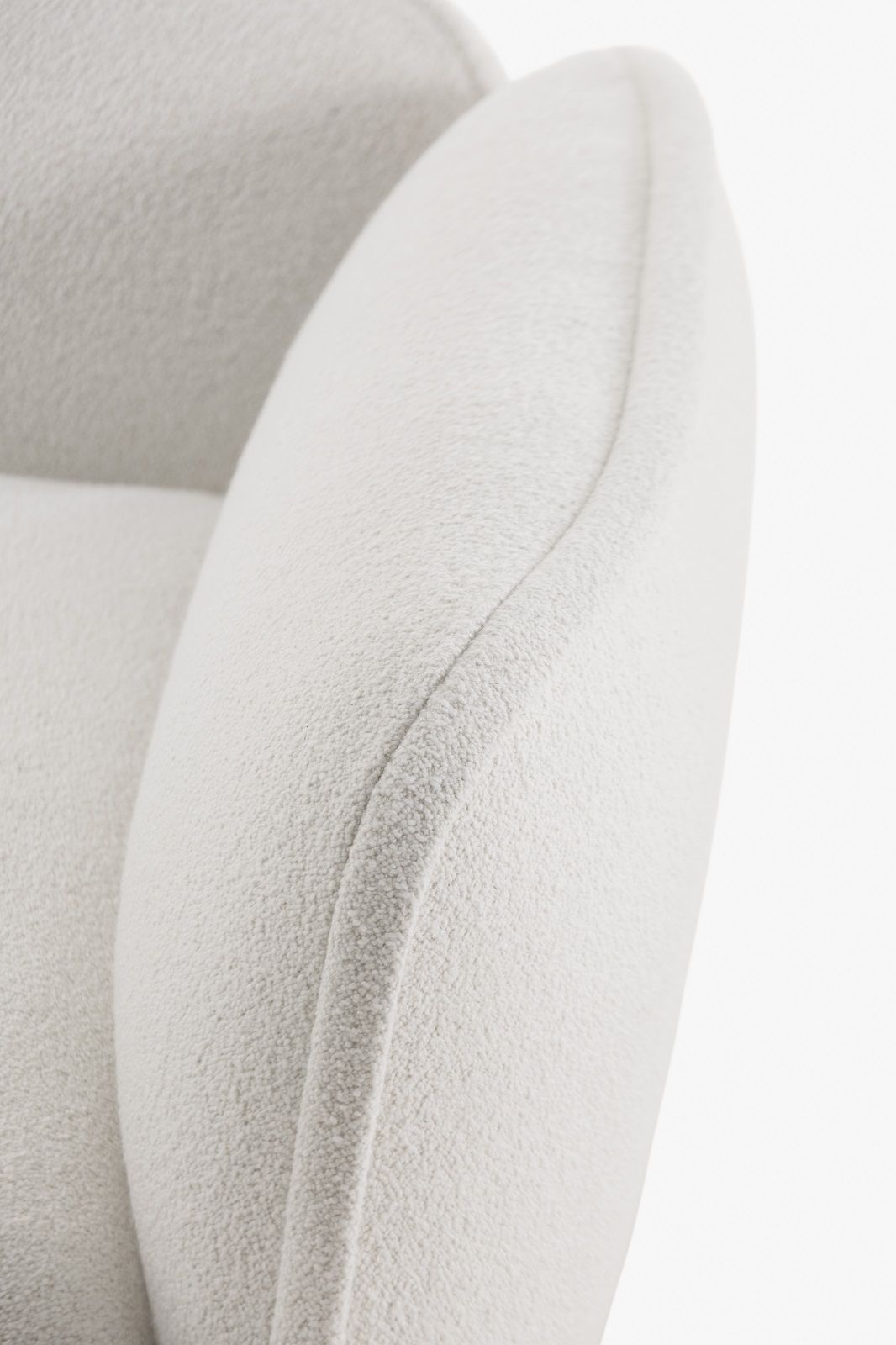 Detailaufnahme: Armlehne des Echo Sofas von Prostoria, hellgrauer Stoff, modulares Sofa.