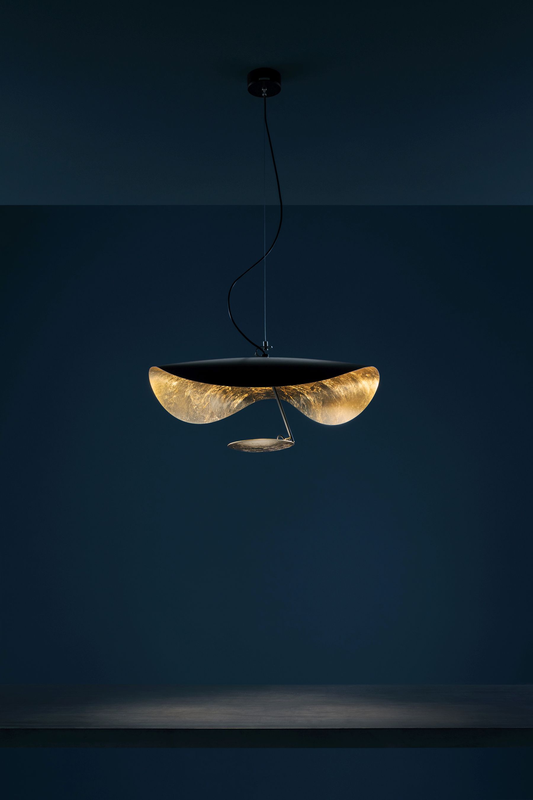 Lederam Pendelleuchte von Catellani & Smith: Moderne Hängelampe mit goldenen Schirmen und warmem Licht.