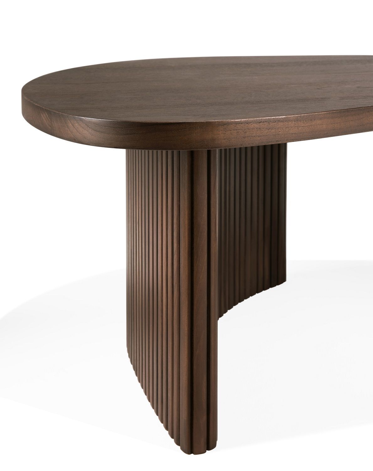 Nahaufnahme: Ethnicraft Couchtisch Boomerang, Kieselform, dunkles Holz, geriffelte Basis, modernes Design.