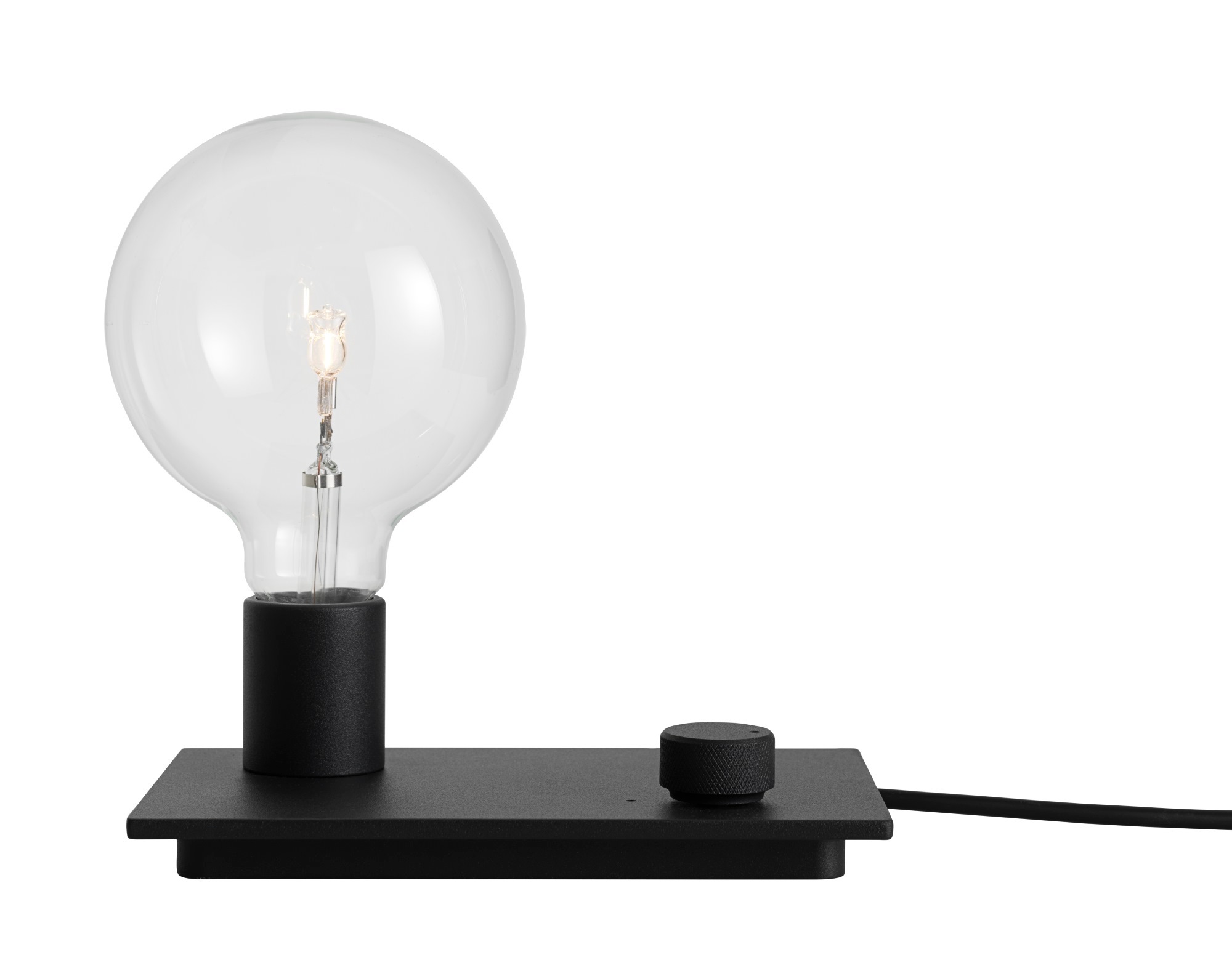 Schwarze Muuto Control Tischleuchte mit Dimmer und großer, klarer Glühbirne für stimmungsvolle Beleuchtung.