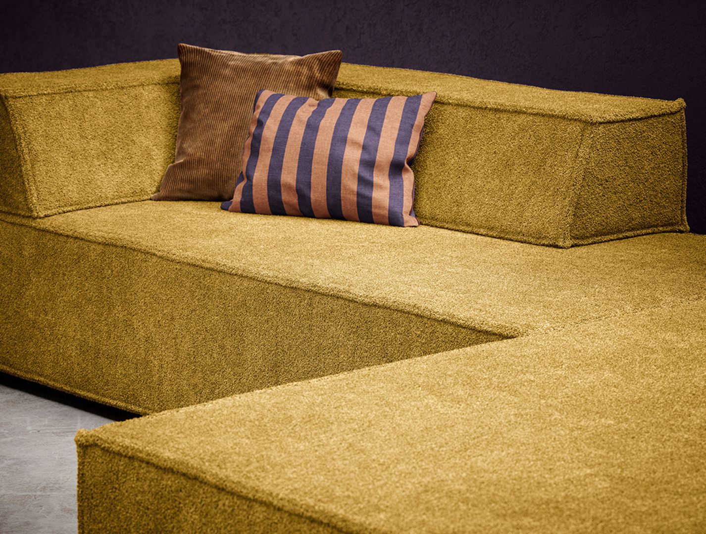 Trio Sofa in Taupe mit Kissen, modulare Wohnlandschaft für modernes Wohnzimmer.