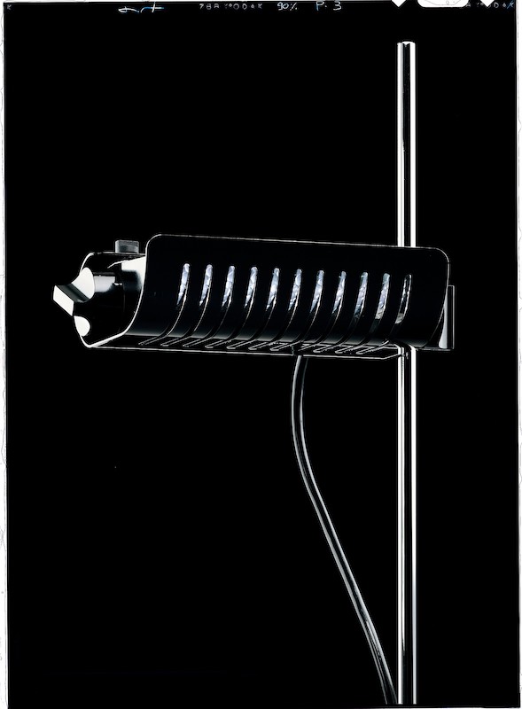 Colombo LED Stehleuchte von Oluce in Bronze/Schwarz: Moderne Stehlampe mit minimalistischem Design.