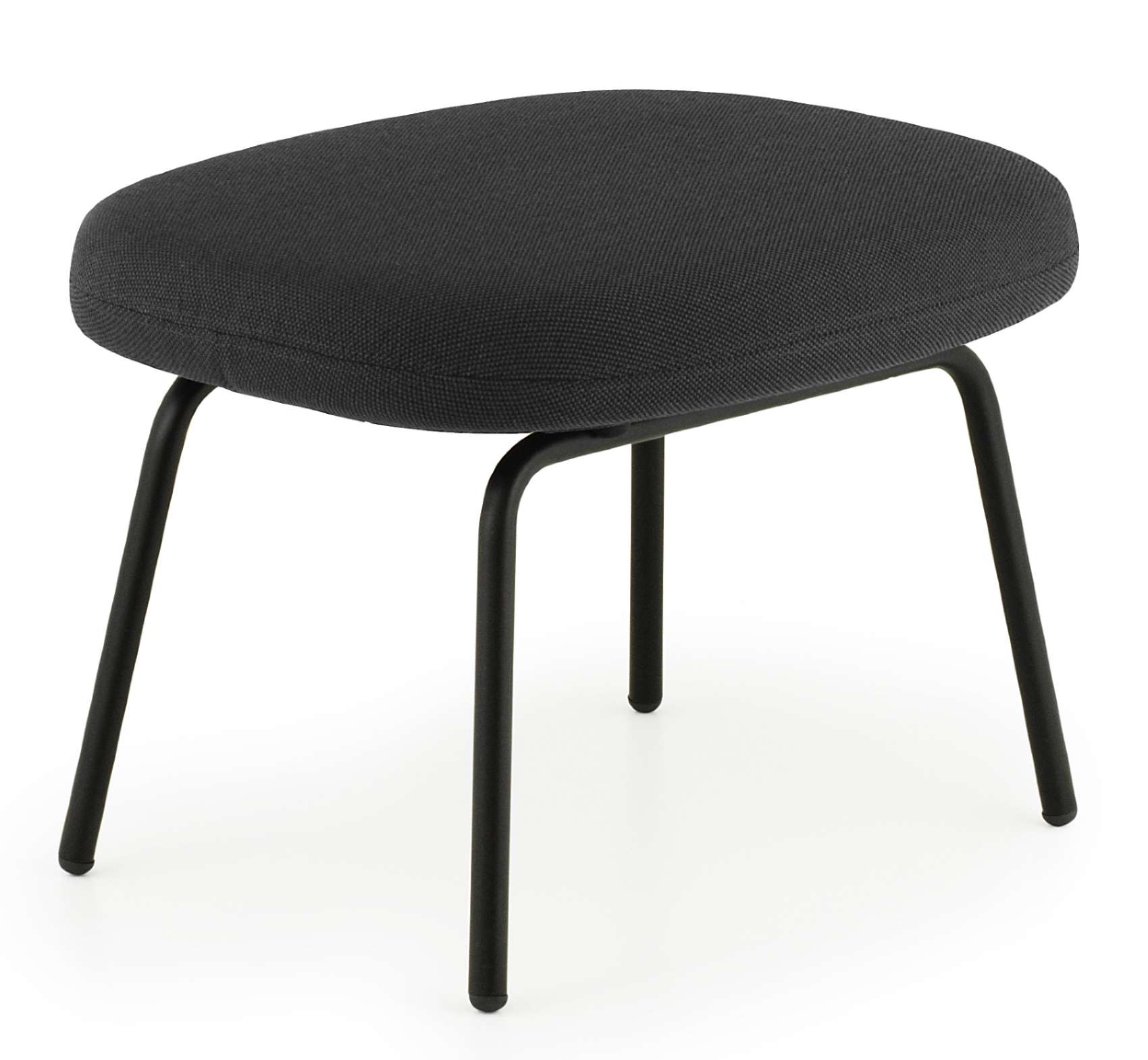 Schwarzer Era Fußhocker von Normann Copenhagen mit Stoffbezug und Metallbeinen.