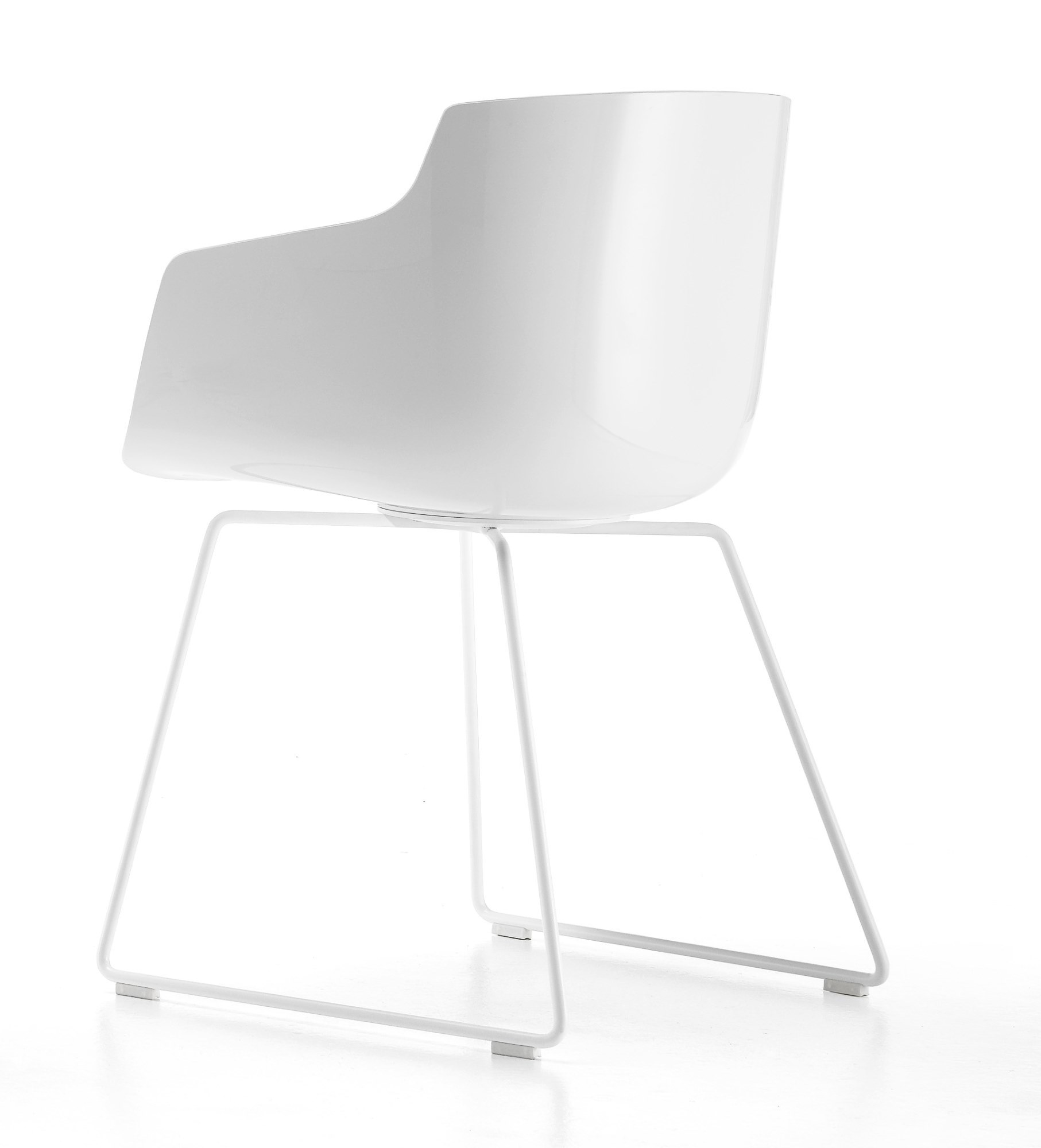 Weißer Flow Slim Armlehnenstuhl mit Kufengestell von MDF Italia, modernes Design für Esszimmer und Büro.
