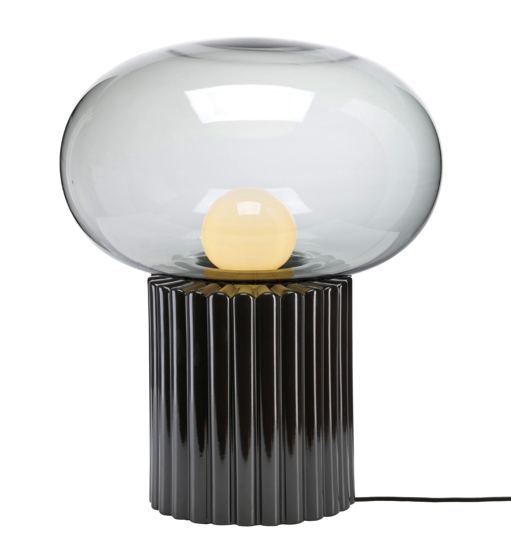 Fungi Bodenleuchte Favius Schwarz: Moderne Stehlampe mit geriffeltem Sockel und grauem Glasschirm.
