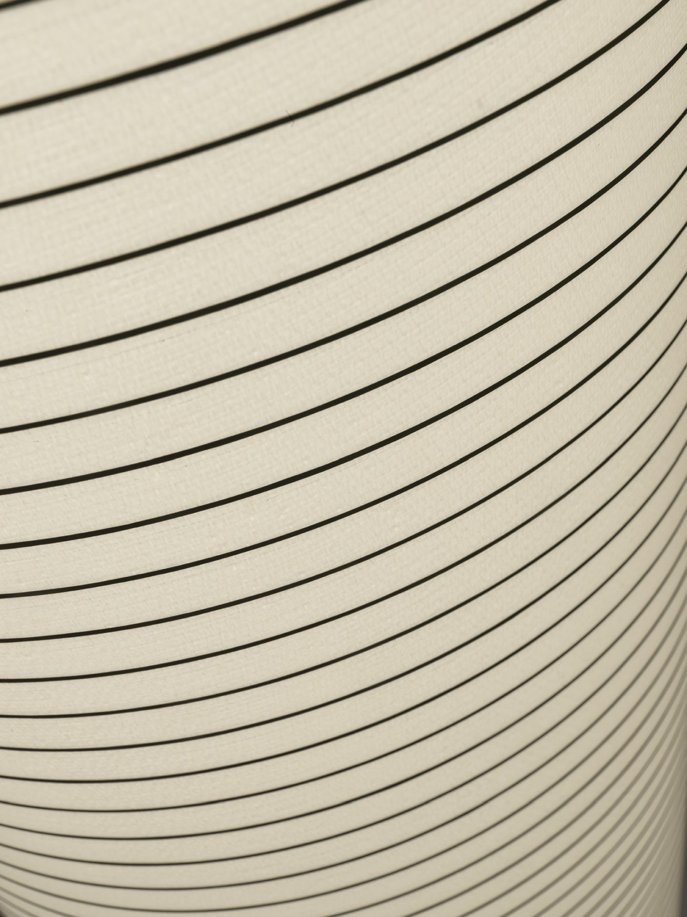 Detailaufnahme der Mite LED Stehleuchte von Foscarini mit feinen, schwarzen Linien.